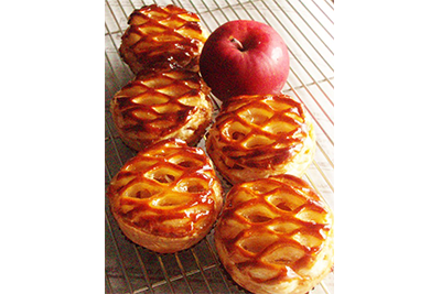 紅玉りんごのパイ(季節限定)。お店には旬の果物を使ったスイーツが並びます。