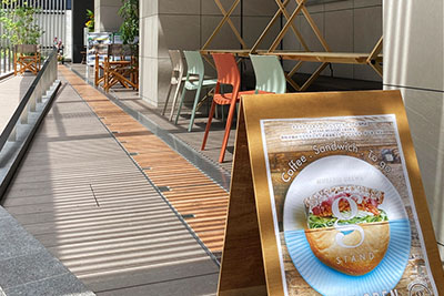 テラス席では駅近とは思えないリラックスしたひとときを楽しめます