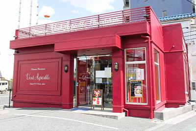 ワインレッドが印象的な店内に、色とりどりのスイーツが並びます。