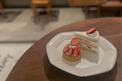 季節によって変わる、旬のフルーツを使ったケーキ。