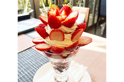 最後の一口まで埼玉県産ブランドいちご「べにたま」が詰まった贅沢いちごパフェ。