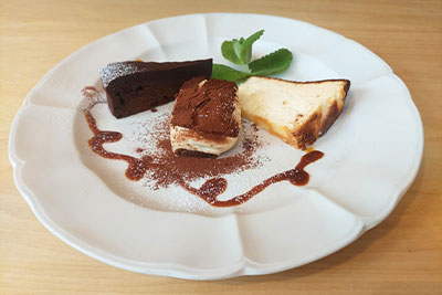 カフェで人気のチョコテリーヌ＆バスクチーズケーキ＆ティラミスのケーキセット