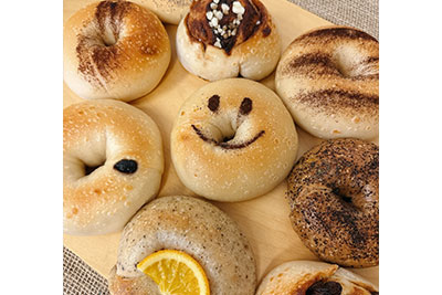 ベーグルは贈答品にも喜ばれる上質な厳選素材を使用しており、1つずつ丁寧に手作りしています。