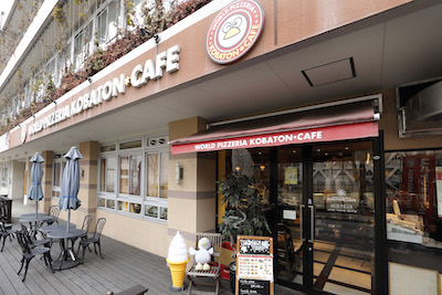 コバトンカフェは県庁敷地内にあるピッツェリア。県内のキャラクターグッズも併設。